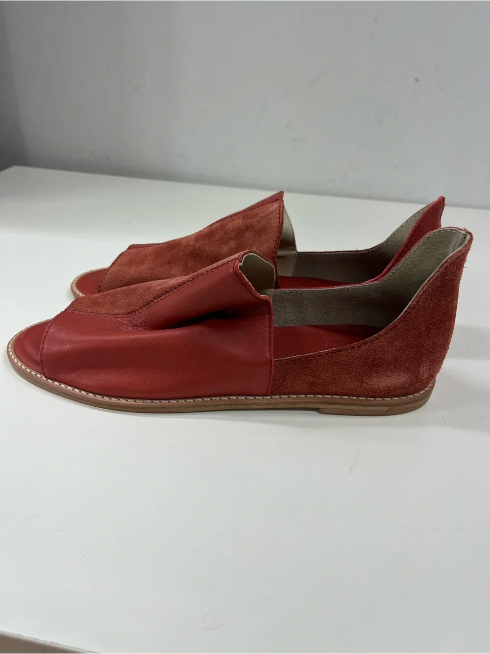 New BIRD OF FLIGHT Open Toe Flats in Read Leather/Suede Size 10